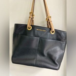 Michael Kors purse.  Excellent condition Top 14 w, bottom 11 w, 9.5 tall, 5 deep